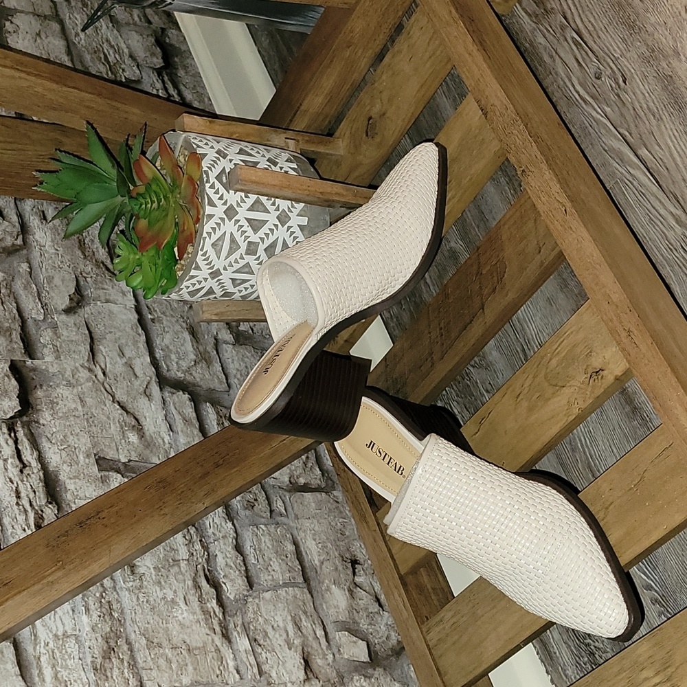 Subtle Sophisticated leather Bone shoe bootie slide in a size 9.5 brand-new!